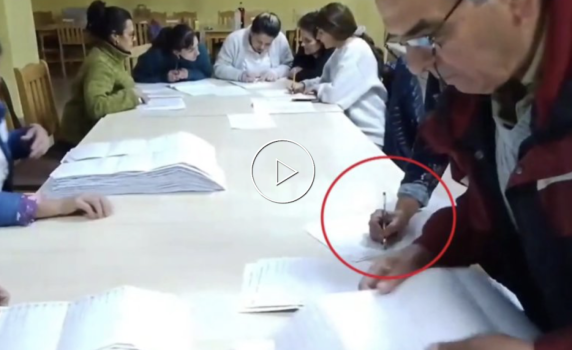 От видеонаблюдението: Член на СИК от квотата на "ДПС - Ново начало" попълва празни бюлетини в Белица