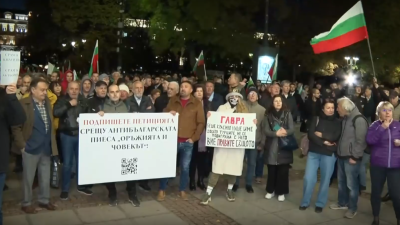 Следвайте Гласове в Телеграм и ИнстаграмЕскалация на протеста пред Народния театър Иван Вазов