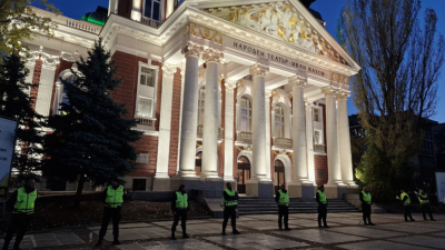 Засилено полицейско присъствие има пред Народния театър Иван Вазов заради