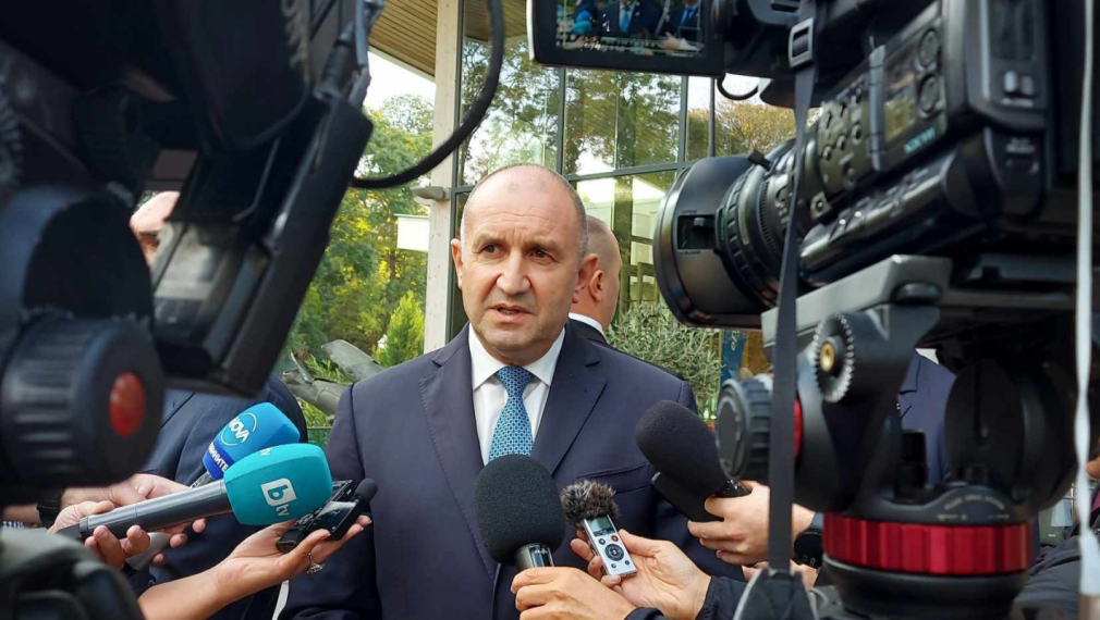 Радев иронизира Пеевски: Тичам да поздравя Зарков за партията