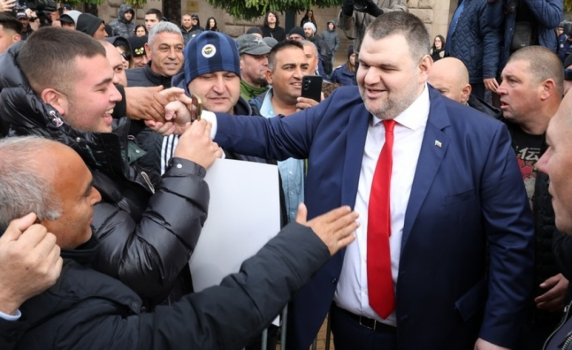 Пеевски на протеста пред парламента: Това е последният път, в който ние ще бъдем цивилизовани и мирни тук отпред