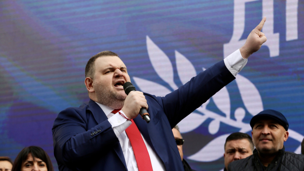 Пеевски крещи "Мистър Кеш, ууууууу!" пред симпатизанти, закани се да влезе в президентството (видео)