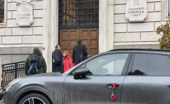 Недоволни от ремонта на ул. "Опълченска" закопчаха джипа на Васил Терзиев с белезници