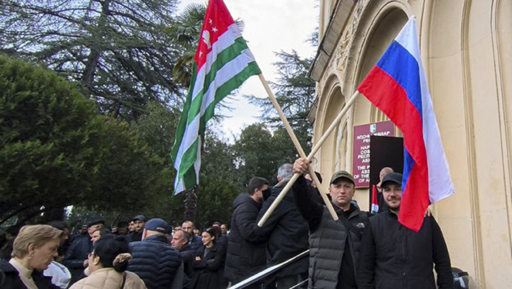 Протестиращи в Абхазия превзеха сградите на парламента, президентството и правителството заради споразумение с Русия