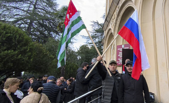 Протестиращи в Абхазия превзеха сградите на парламента, президентството и правителството заради споразумение с Русия