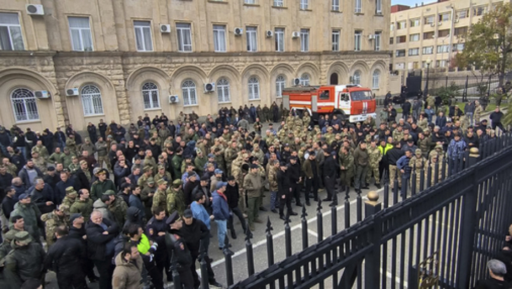 Тринадесет души бяха ранени по време на вчерашните бурни протести в