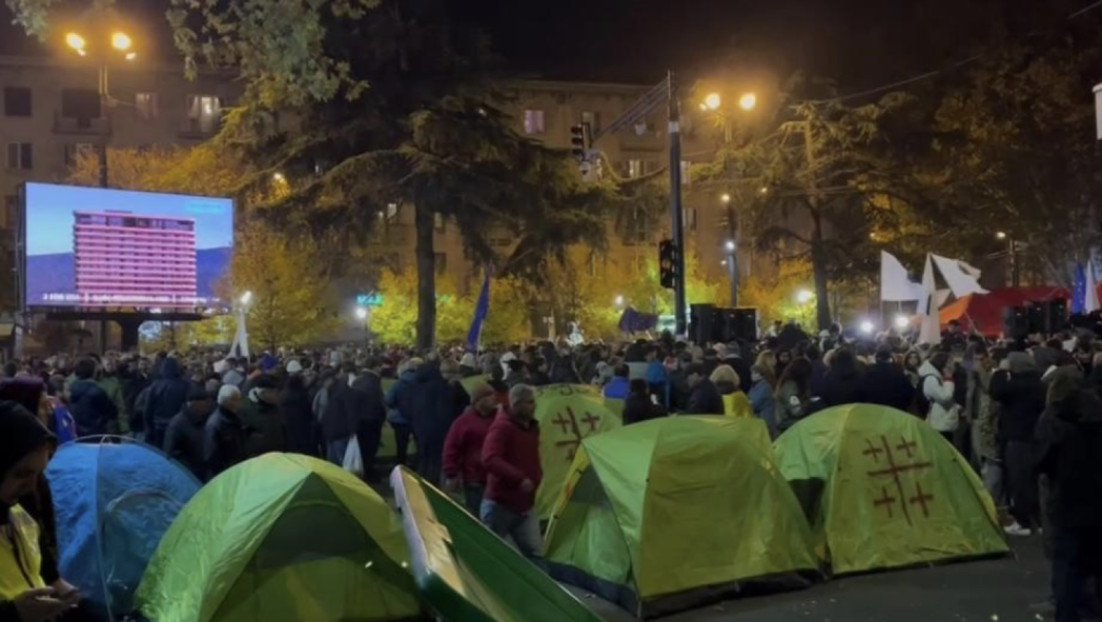 ТАСС: САЩ се опитват да разклатят ситуацията в Грузия, готвят протестиращи за „силови задачи“