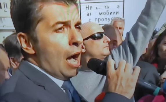 Кирил Петков опита да яхне протеста на таксиметровите шофьори: С вас сме, колеги!