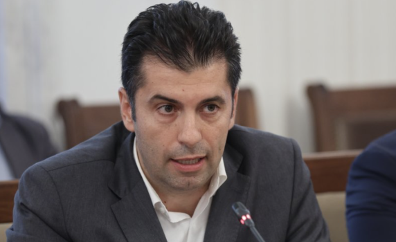 Кирил Петков: Борисов изкарва от сто кладенеца вода, за да няма дори лидерска среща, на която да признае, че не може да се отдели от Пеевски