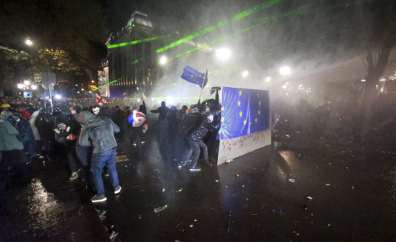 Хиляди демонстранти излязоха на митинги в Грузия след решението за замразяване на преговорите с ЕС
