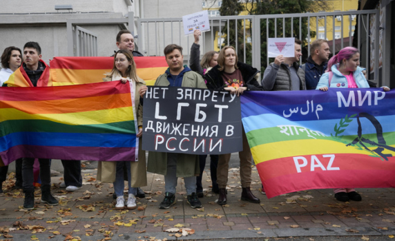 Руската полиция нахлу в нощни клубове в Москва в операция срещу ЛГБТК+ пропагандата