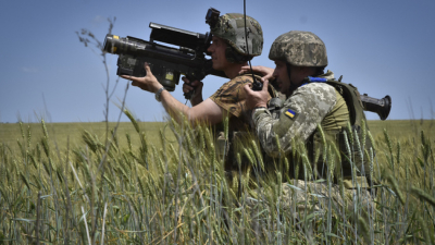 Украински военни с преносим зенитно ракетен комплекс Стингър в Запорожка област