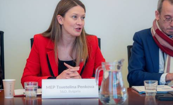 Цветелина Пенкова открива кръгла маса, свързана с иновативните лечения, методите за превенция и борба срещу Алцхаймер в Европейския парламент