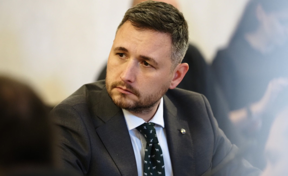 Валентин Тончев: Борисов прави пируети, а неговият партньор Пеевски мята гюбеци. Мутренската олигархична група печели време