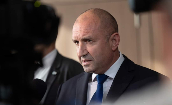Президентът дава време за разговори, връчва мандата след Нова година