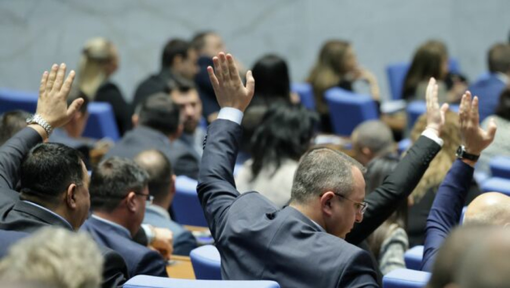 Депутатите обсъждат дали да си правят задължителни тестове за алкохол и наркотици