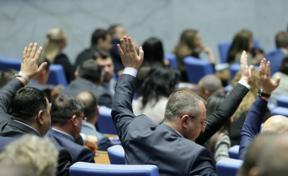 Депутатите обсъждат дали да си правят задължителни тестове за алкохол и наркотици