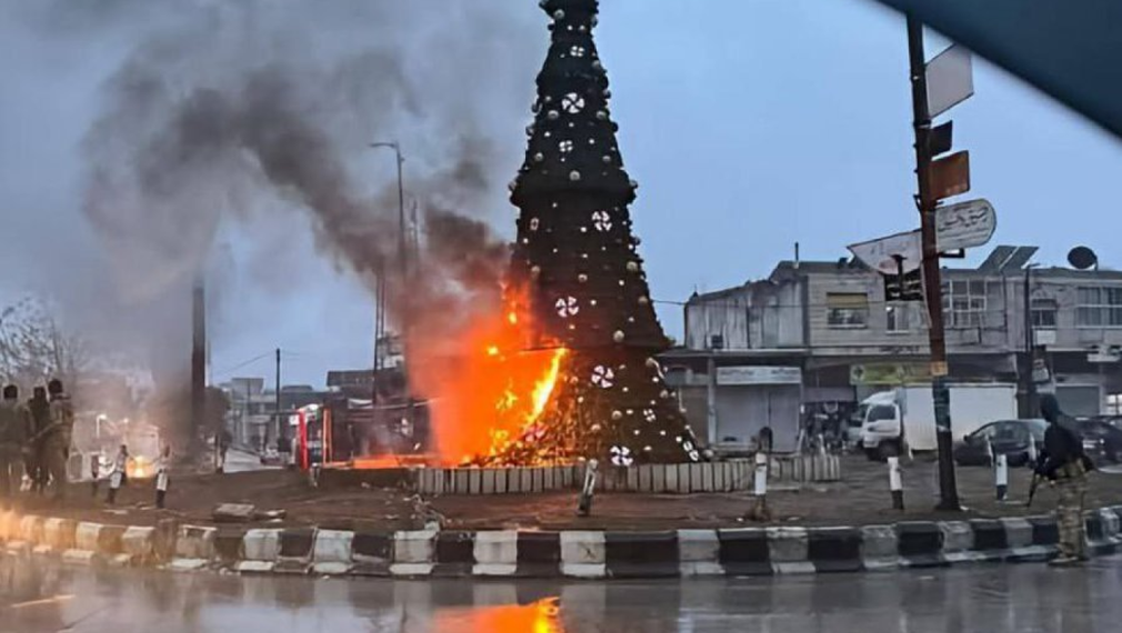 Ислямисти подпалиха коледна елха в Сирия, хиляди християни излязоха на протест