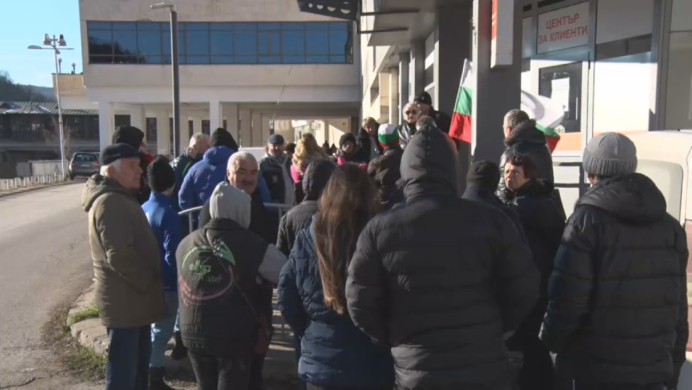 Протест в Ловеч: 73 часа без ток, съсипаха ни празниците!