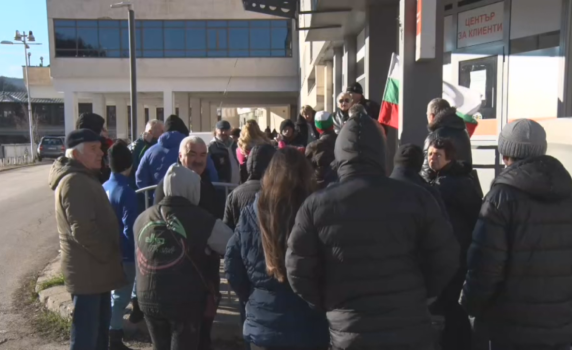 Протест в Ловеч: 73 часа без ток, съсипаха ни празниците!