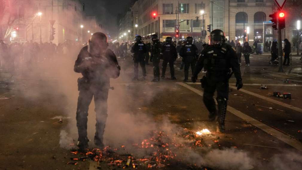 Взрив в Берлин рани двама полицаи
