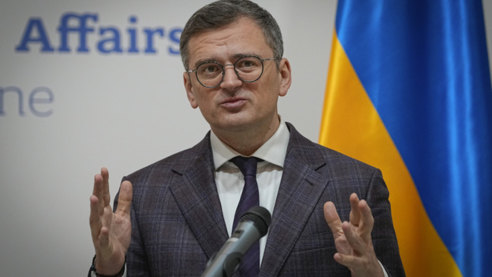 Кулеба не пусна сина си на фронта, но иска 18-годишните да бъдат мобилизирани