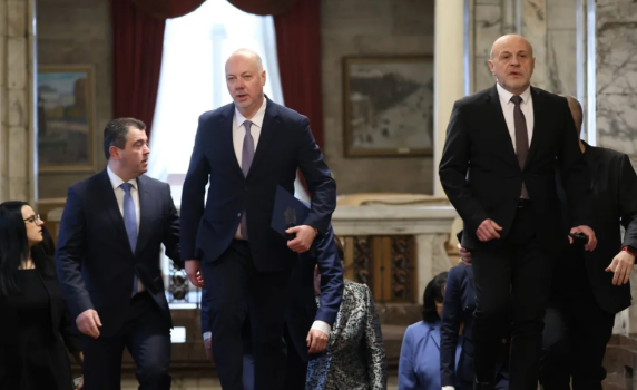 На живо - парламентът гласува кабинета "Желязков"