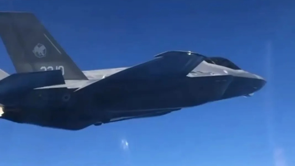 Руски пилот на изтребител Сухой снима опасно близка среща с натовски F-35 (видео)