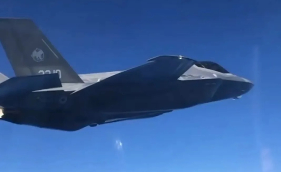 Руски пилот на изтребител Сухой снима опасно близка среща с натовски F-35 (видео)