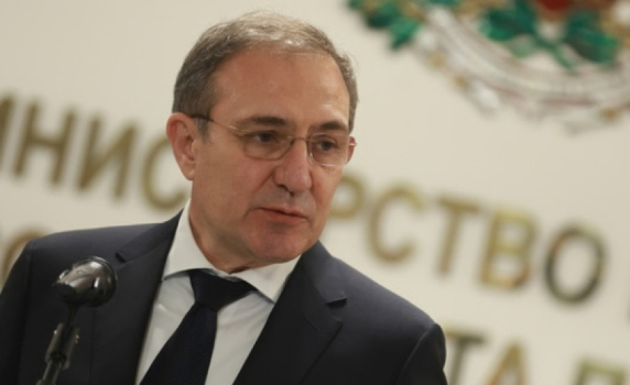Министър Гуцанов: Ще положим всички усилия нито един човек да не остане без необходимата подкрепа