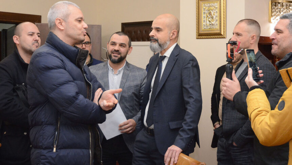 Костадин Костадинов и негови съпартийци нахлуха за саморазправа в кабинета на варненския кмет