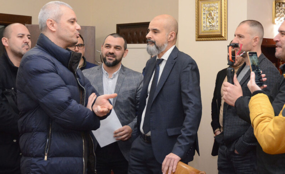 Костадин Костадинов и негови съпартийци нахлуха за саморазправа в кабинета на варненския кмет