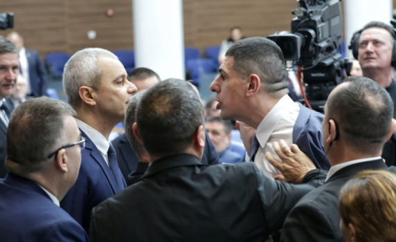 Скандал и спречкване между депутати от "Възраждане" и ПП-ДБ