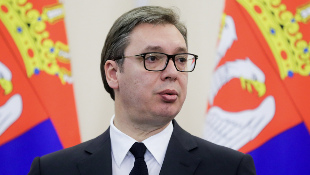 Служебният автомобил на Вучич загуби колело по време на движение