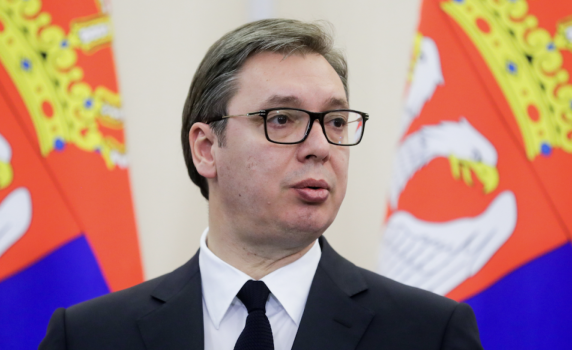 Служебният автомобил на Вучич загуби колело по време на движение