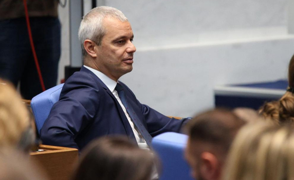 Костадинов: Току-що ПП-ДБ спасиха Пеевски в парламента