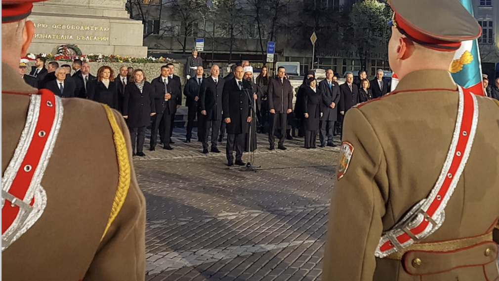 Радев: В Украйна продължава да бушува братоубийствено кръвопролитие между правнуците на нашите освободители. И това е и наша, българска болка