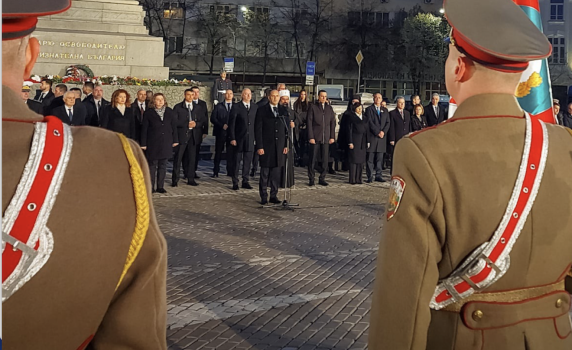Радев: В Украйна продължава да бушува братоубийствено кръвопролитие между правнуците на нашите освободители. И това е и наша, българска болка