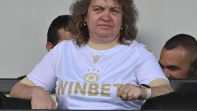Председателят на парламента Наталия Киселова се появи с тениска на хазартна фирма