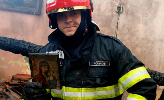 Икона остана недокосната от пламъците в огромен пожар, който унищожи три къщи в Брашов