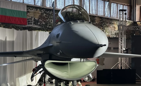 ЕК: Твърденията за саботаж или чужда намеса при българския F-16 трябва да бъдат взети сериозно