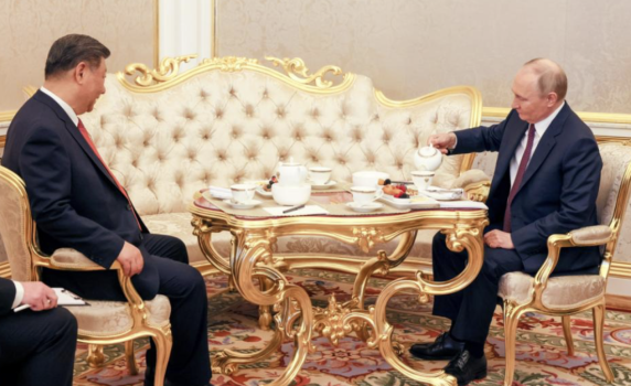 Путин и Си Цзинпин обсъдиха украинската криза на чаша чай