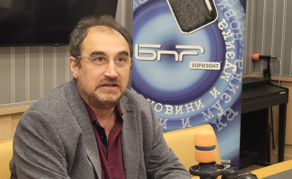 Радев се позиционира на изток от еврото