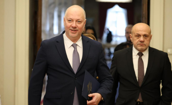 Желязков: Радев цели да отложи конвергентния доклад, а не да се свика референдум