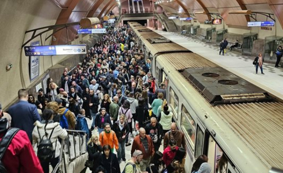 Хаос в метрото, транспортната блокада в София може да продължи и след 12 часа