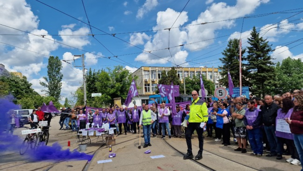 Протестът в градския транспорт в София продължава, метрото работи