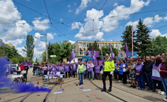 Протестът в градския транспорт в София продължава, метрото работи