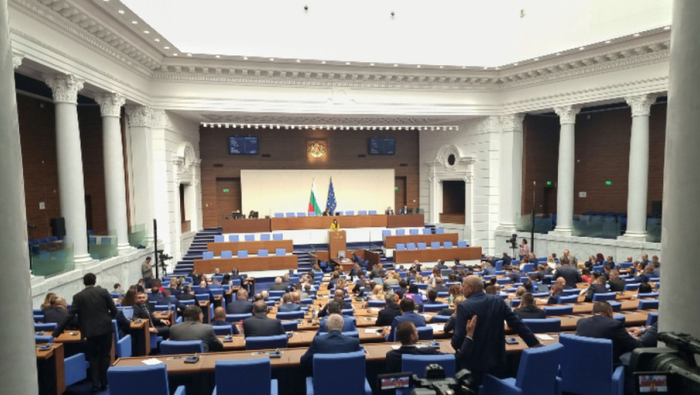 НС: Либерализацията на тока за бита се отлага за неопределено време