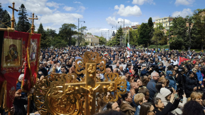 Патриархът поведе хиляди на шествие в подкрепа на изучаването на религия в училище