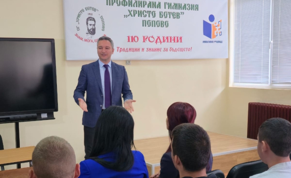 Кристиан Вигенин пред ученици в Попово: Правата на европейските граждани са защитени както никъде другаде